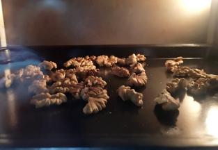 烤箱预热150度，生核桃仁烤10分钟后取出冷却，稍稍切碎