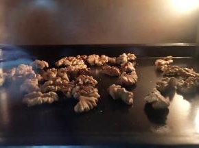 烤箱预热150度，生核桃仁烤10分钟后取出冷却，稍稍切碎
