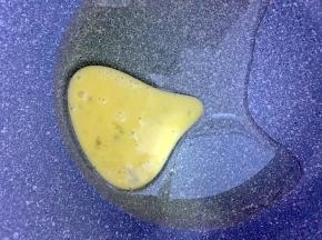 盆里倒入油、糖、三分之二的鸡蛋液
