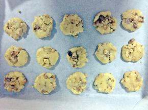 分成每个二十个克左右的小圆球，按扁