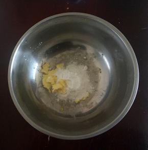把黄油自然软化，加入糖粉拌匀。