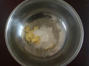 把黄油自然软化，加入糖粉拌匀。