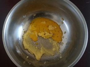 分两次加入打散的蛋液