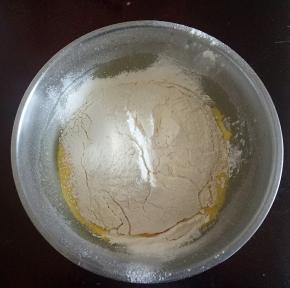 筛入低筋面粉