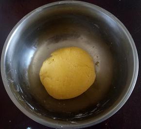 和成比较硬的面团，松弛30分钟。