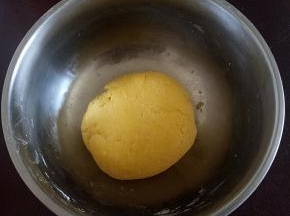 和成比较硬的面团，松弛30分钟。