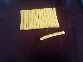 切成小条，两手捏住两端往反方向拧。