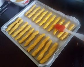 放入烤盘，再刷上一层蛋液。
