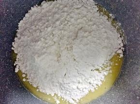 筛入低粉、泡打粉、小苏打