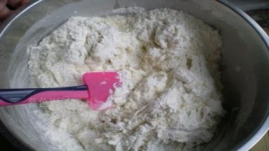 面粉和酵母粉混合均匀温水和面。揉成光滑的面团，密封松弛30分钟左