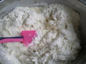 面粉和酵母粉混合均匀温水和面。揉成光滑的面团，密封松弛30分钟左