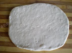 面团擀成饼一样厚薄