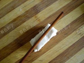 取二个面条重叠，用筷子压一下