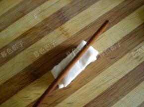 取二个面条重叠，用筷子压一下