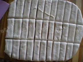 这要看你的炸锅多大，切合适的面，切好的面上边刷点油