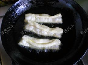 全部浮起来了，翻一个面在炸，按照个人喜好炸的油条上色。