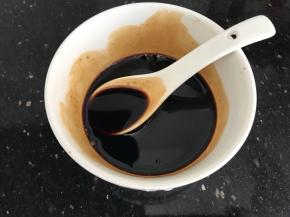 再准备酱料：碗里加入1勺生抽，半勺老抽，1勺蚝油，1匙糖，半匙盐，搅匀备用