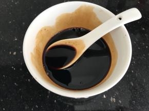 再准备酱料：碗里加入1勺生抽，半勺老抽，1勺蚝油，1匙糖，半匙盐，搅匀备用