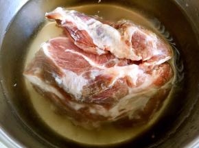 凉水下锅焯去血沫