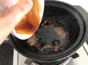 倒入步骤7调好的酱汁，煮半分钟