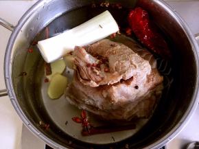 梅花肉和配料一起放入锅中，添水没过肉块