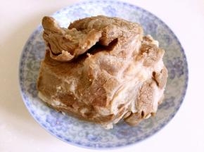 梅花肉捞出洗净沥干水分