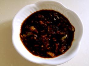 倒入酱油调匀