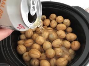 最后加入啤酒，量以没过鹌鹑蛋表面为宜