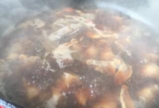 倒入没过食材的开水，大火煮开。