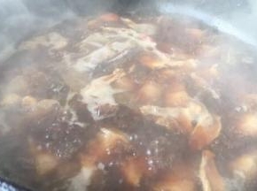 倒入没过食材的开水，大火煮开。