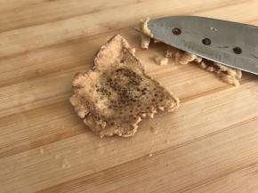 用刀把白色内层刮掉，以免发苦