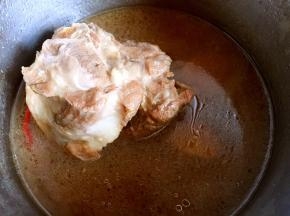 大火烧开后转中火炖煮约40分钟，煮熟即可