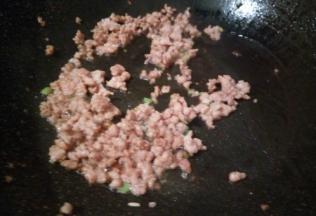 肉末翻炒熟了，撒点葱花