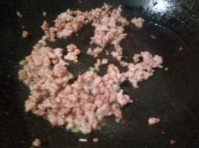 肉末翻炒熟了，撒点葱花