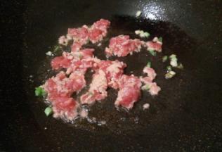 油锅先爆香葱白，再发肉末翻炒