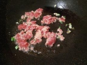 油锅先爆香葱白，再发肉末翻炒