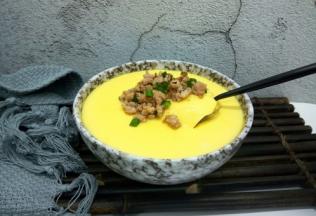 放上肉末，一边拌一边吃，滑嫩的口感，让人停不下来！