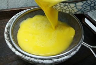 过滤网过滤（做好的鸡蛋羹，就像果冻一样）