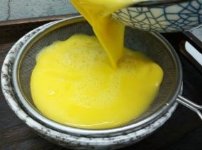 过滤网过滤（做好的鸡蛋羹，就像果冻一样）