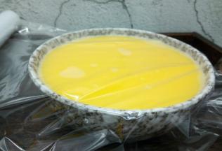 盖保鲜膜，水开，上锅蒸，中火蒸12/15分钟