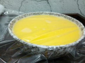 盖保鲜膜，水开，上锅蒸，中火蒸12/15分钟