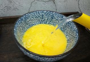 加入适量凉开水（一个鸡蛋，加一个半鸡蛋的水就可以）