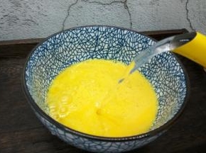 加入适量凉开水（一个鸡蛋，加一个半鸡蛋的水就可以）