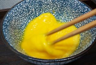 加半勺盐，筷子顺一个方向搅打