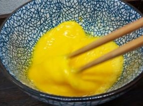 加半勺盐，筷子顺一个方向搅打