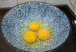 土鸡蛋3个，磕入碗里