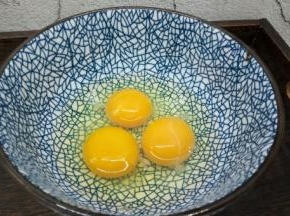 土鸡蛋3个，磕入碗里