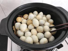 放入鹌鹑蛋