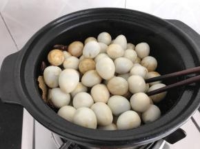 放入鹌鹑蛋