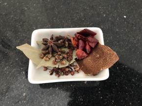 准备起配料，提前洗干净沥干水份备用